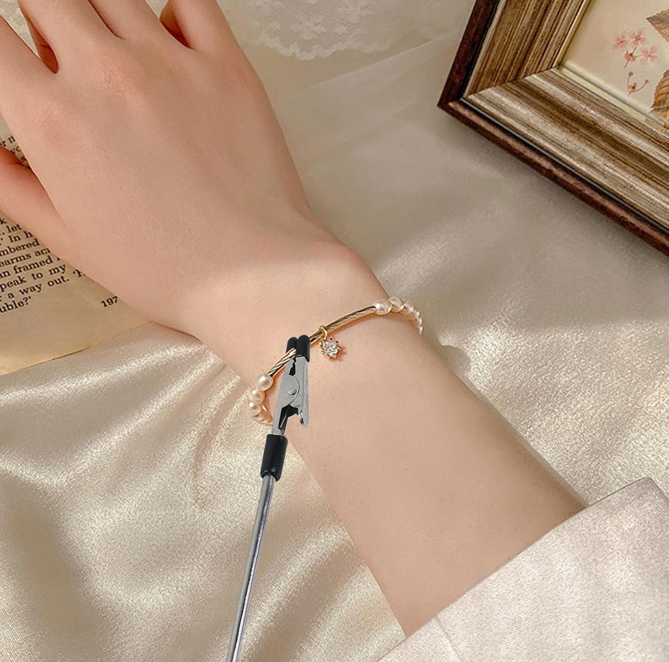 Bracelet tool helper